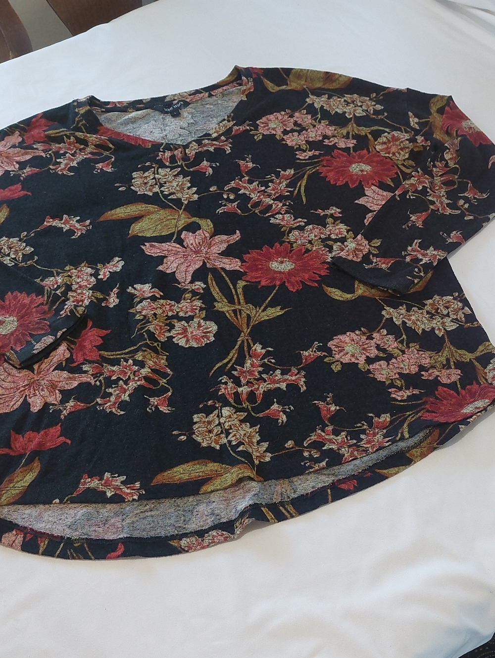 Well Worn Floral V-Neck Womenโs Top in Black and Red Size L